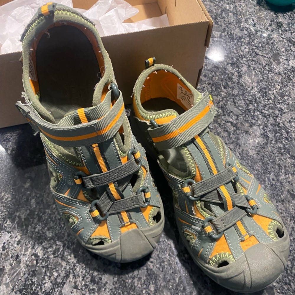 Like new kids sandals Size 1..